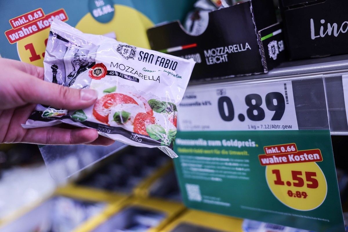 PRODUKTION - 26.07.2023, Nordrhein-Westfalen, K�ln: Zwei Preisschilder h�ngen im K�hlregal vor einem Karton mit Mozzarella. Penny sorgt ab Montag (31.0.07.2023) f�r einen Preisschock der eigenen Art.  ...