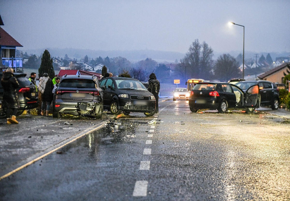 15.01.2025, Baden-W�rttemberg, Aalen: Nach einem Unfall bei Glatteis mit mehreren Fahrzeugen stehen Helfer und Beteiligte an den Autos auf einer Stra�e. Auf spiegelglatten Stra�en hat die Polizei in B ...