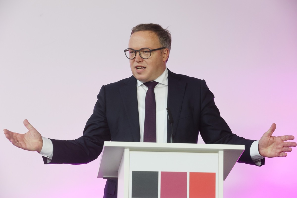 22.11.2024, Thüringen, Erfurt: Mario Voigt, CDU-Fraktionschef von Thüringen spricht bei einer Pressekonferenz im Landtag. Hier erfolgt die Vorstellung des Koalitionsvertrages von CDU, BSW und SPD in T ...