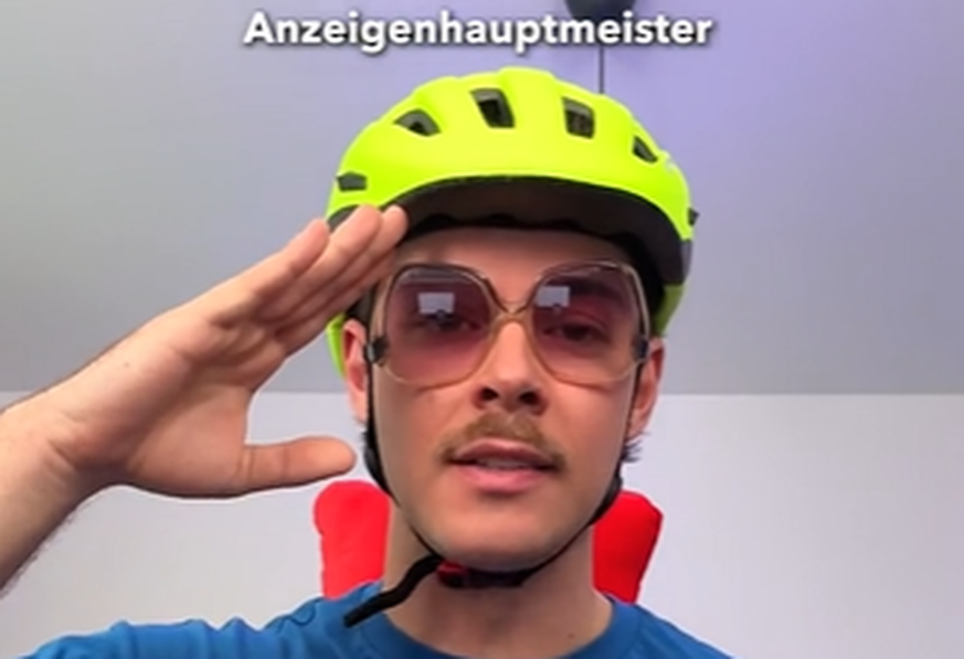 Comedian Aditotoro hat dem "Anzeigenhauptmeister" ein Lied gewidmet.