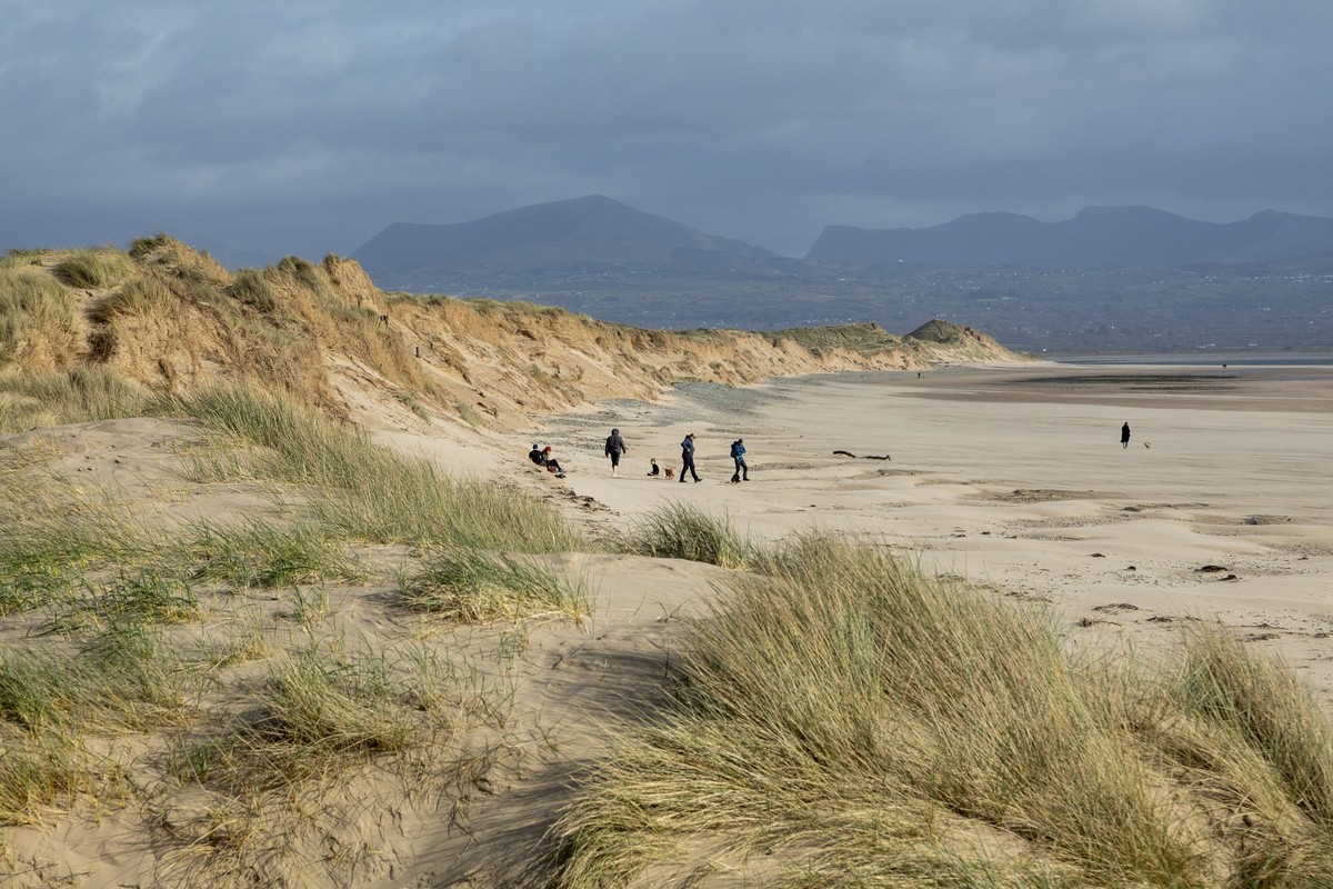 Beach, people, clouds, mountains, LLanddwyn Bay, Newborough, Isle of Anglesey, Wales, Great Britain Beach, people, clouds, mountains, LLanddwyn Bay, Newborough, Isle of Anglesey, Wales, Great Britain  ...