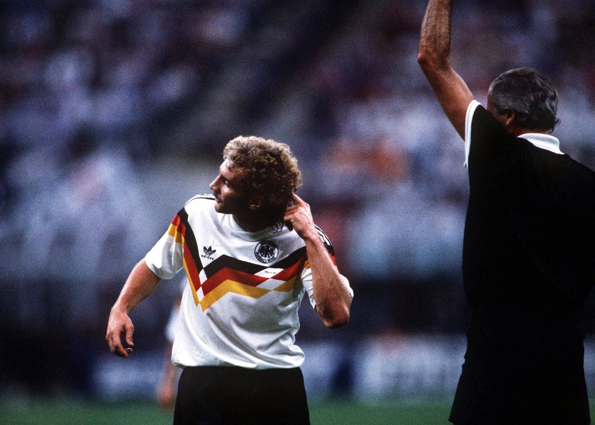 Rudi Völler wurde bespuckt und der Schiri hat es nicht gesehen.