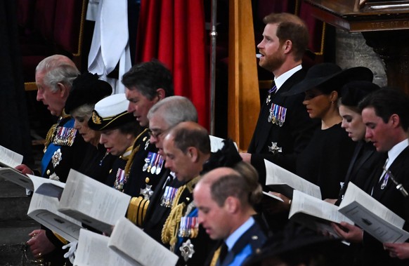 Prinz Harry saß direkt hinter dem neuen König Charles.