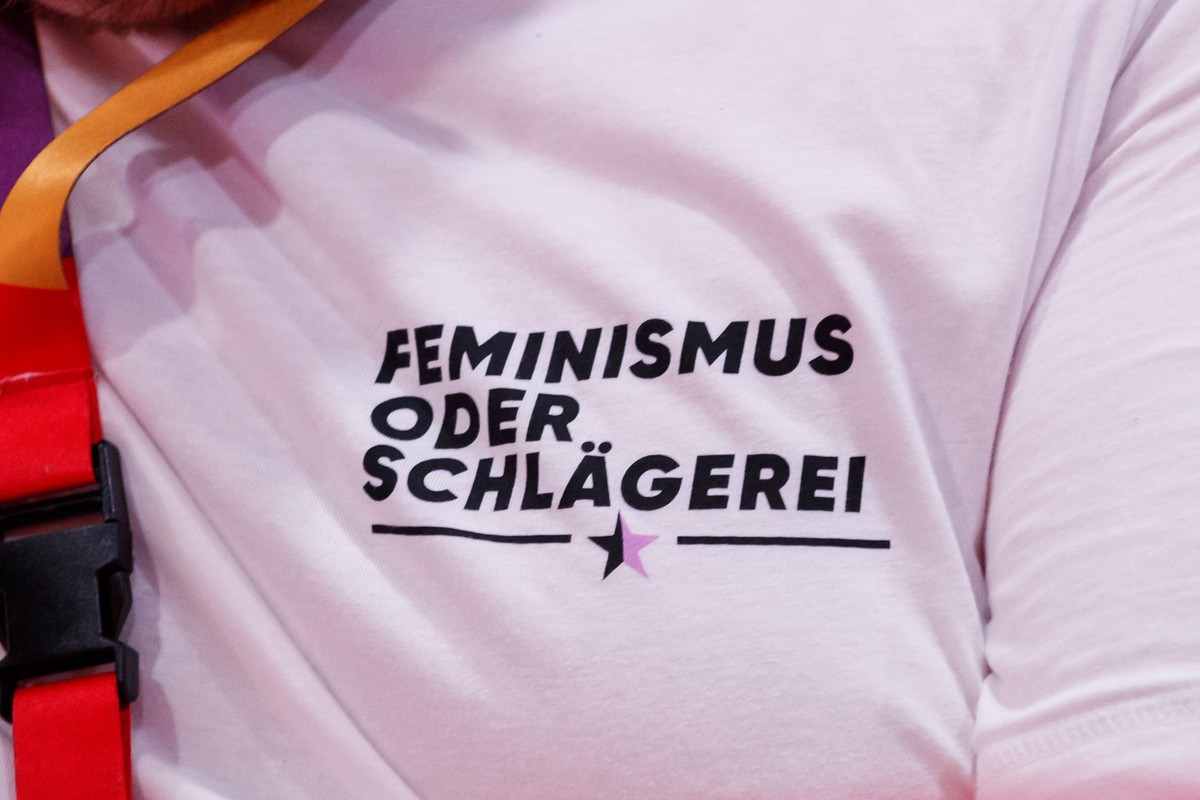 Feminismus oder Schlägerei, T-Shirt-Motiv, 26.06.2022, Erfurt Deutschland, Politik, News, Bundesparteitag Die Linke *** Feminism or Brawl, T Shirt Motif, 26 06 2022, Erfurt Germany , Politics, News, F ...
