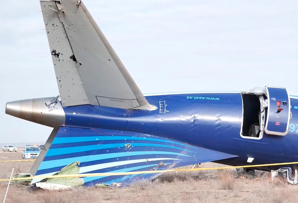 HANDOUT - 25.12.2024, Kasachstan, Aktau: Dieses aus einem von der Verwaltung der Region Mangghystau veröffentlichten Videostandbild zeigt das Wrack einer Embraer 190 der Azerbaijan Airlines in der Näh ...