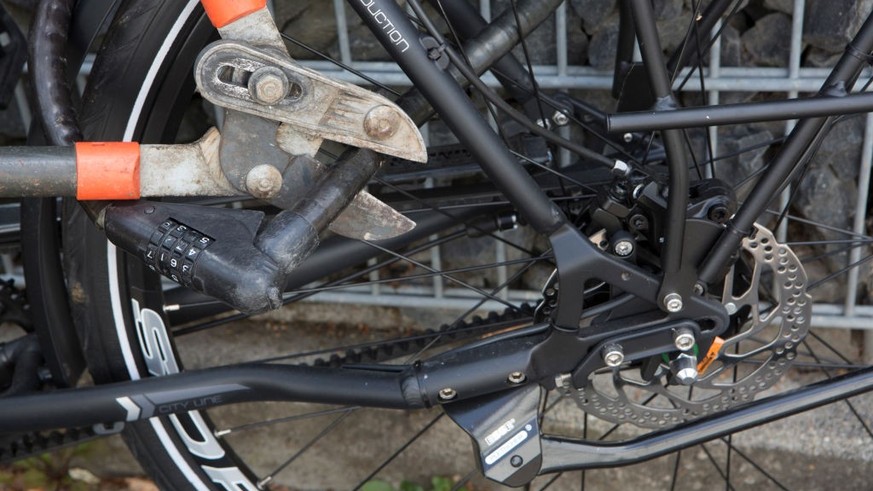 GERMANY, BONN - JULY 29: Symbol photo on the subjects bicycle theft, crime, etc. The picture shows a bolt cutter on a bicycle lock - attempted theft. (Photo by Ulrich Baumgarten via Getty Images)