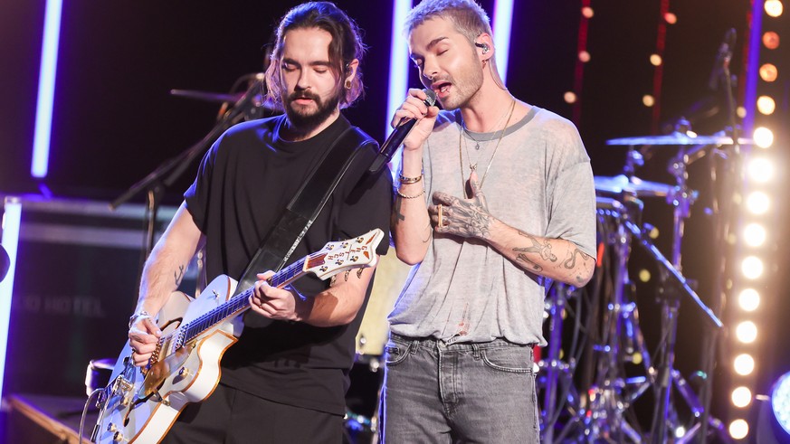 16.12.2020, Sachsen-Anhalt, Halle: Tom (l) und Bill Kaulitz von der Band Tokio Hotel treten w