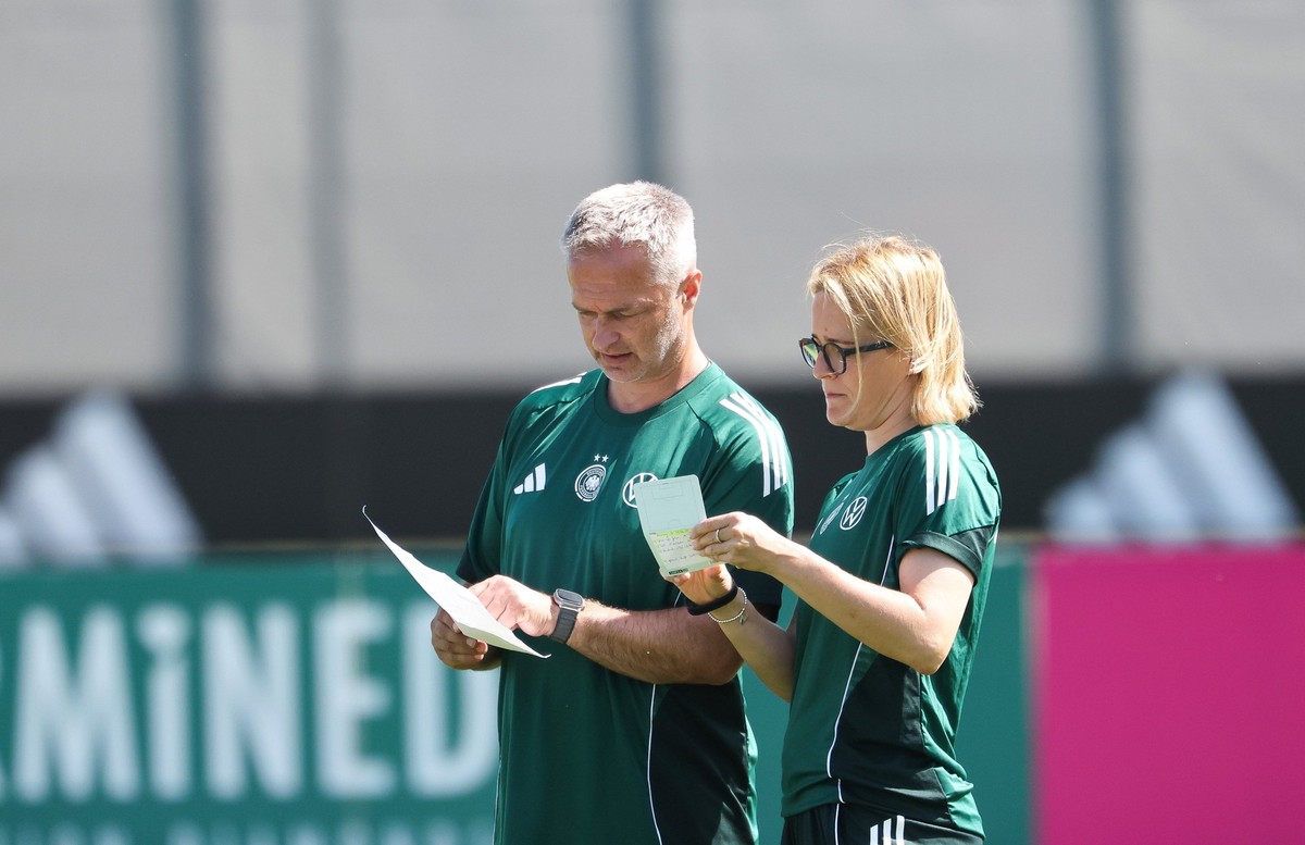 22.06.2025, Bayern, Herzogenaurach: Fußball, EM, Frauen, Früh-Training beim Medientag im Trainingslager des DFB-Teams. Deutschlands Trainer Christian Wück und Assistenztrainerin Saskia Bartusiak bespr ...