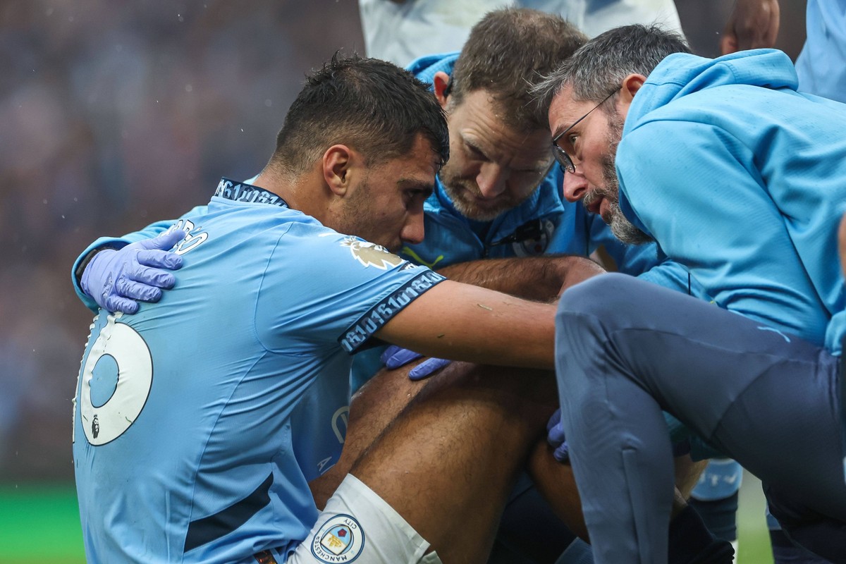 Premier League Manchester City v Arsenal Rodri of Manchester City receives treatment for an injury during the Premier League match Manchester City vs Arsenal at Etihad Stadium, Manchester, United King ...