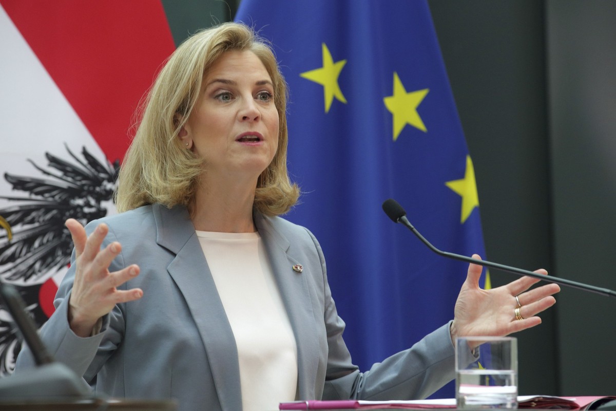 27.02.2025, Österreich, Wien: Die österreichische Parteivorsitzende Beate Meinl-Reisinger von der Partrei Neos spricht auf einer Pressekonferenz. In Österreich haben sich die konservative ÖVP, die soz ...