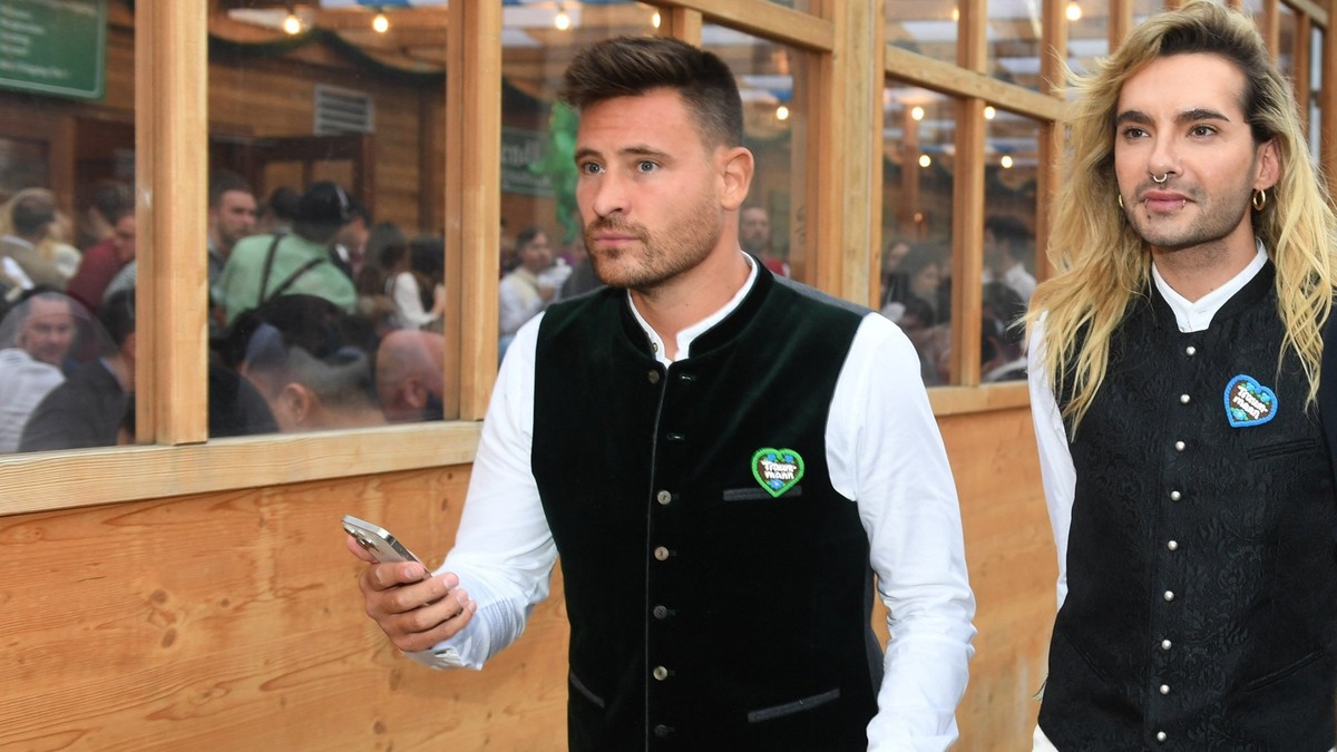 26.09.2024, Bayern, München: Bill Kaulitz (r), Sänger der Band Tokio Hotel, und Model Marc Eggers verlassen das Schützenzelt auf der Wiesn. Das 189. Oktoberfest findet vom 21. September bis 6. Oktober ...