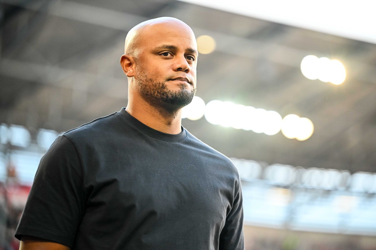 30.08.2025, Bayern, Augsburg: Fußball, Bundesliga, FC Augsburg - FC Bayern München, 2. Spieltag, WWK-Arena. Trainer Vincent Kompany (Bayern München) steht vor dem Spiel im Stadion. Foto: Harry Langer/ ...