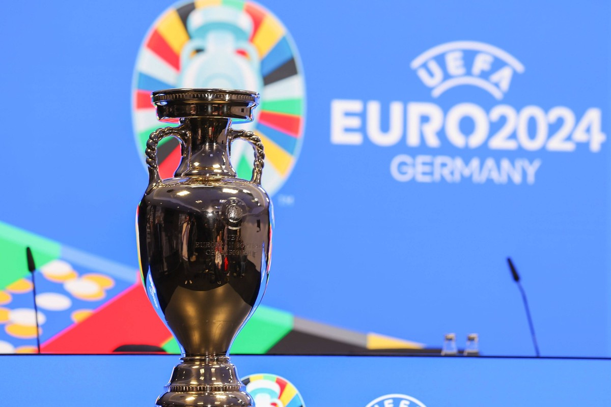 Frankfurt am Main am 16.Oktober 2023 Deutsche Bank Park Medientermin der EURO 2024 GmbH v.l., Henri-Delaunay-Pokal, im Hintergrund Logo UEFA EURO2024 Germany *** Frankfurt am Main on 16 October 2023 D ...