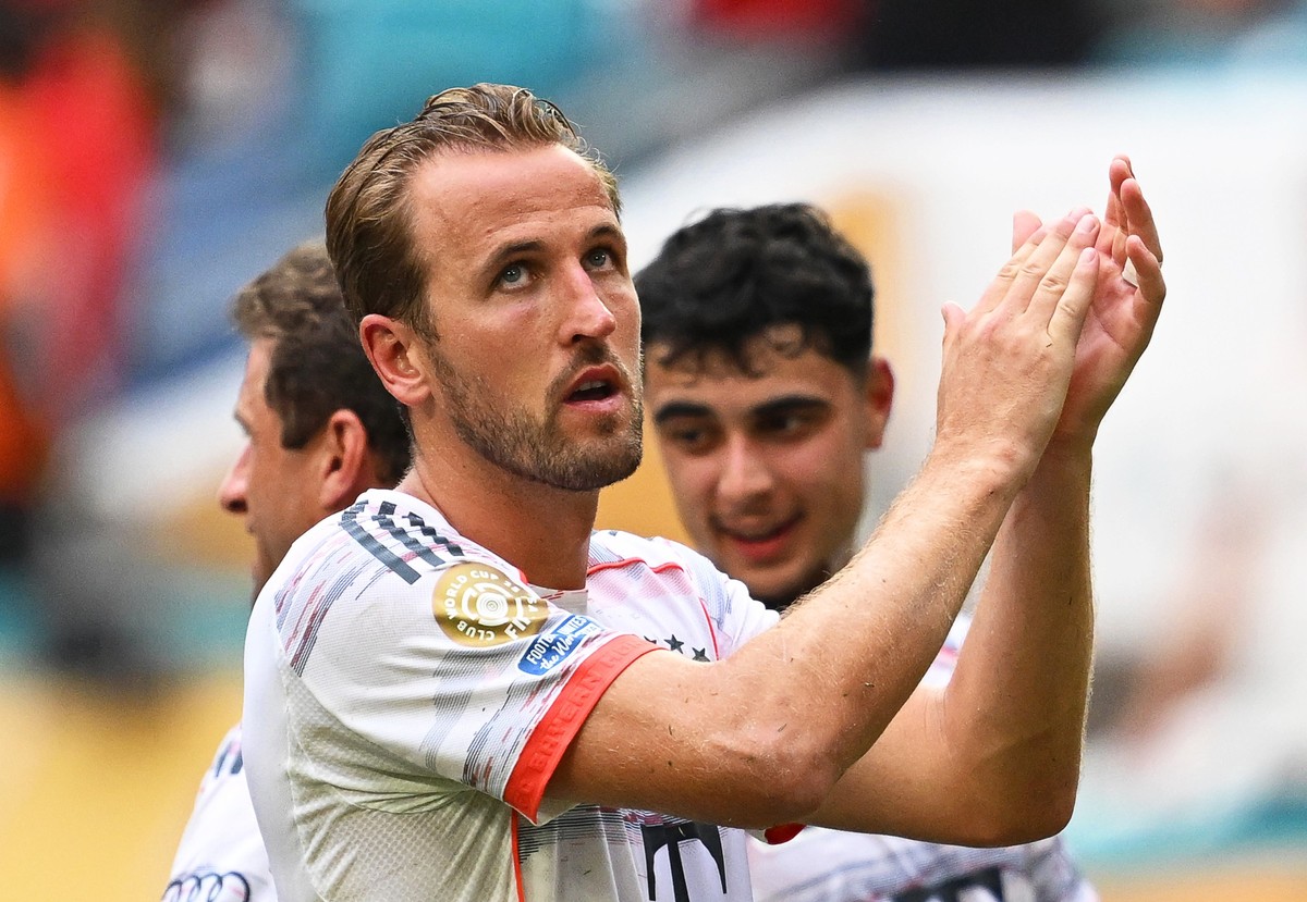29.06.2025, USA, Miami: Fu�ball: Club-WM, Flamengo - Bayern M�nchen, Finalrunde, Achtelfinale, Hard Rock Stadium, M�nchens Harry Kane applaudiert nach dem Sieg neben seinen Teamkollegen den Fans. Foto ...