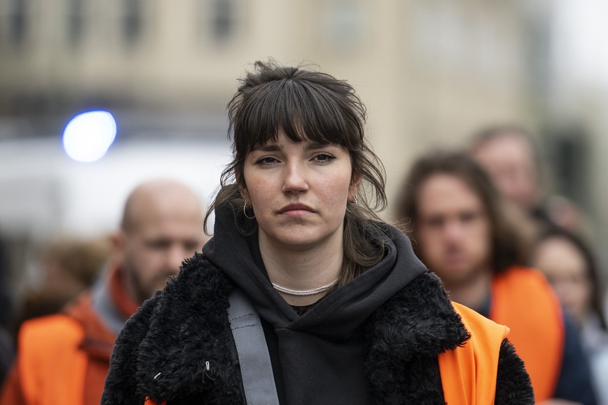 19.04.2023, Berlin: Carla Hinrichs, Sprecherin der &quot;Letzten Generation&quot;, nimmt an einen unangemeldeten Protest teil. Die Klimaaktivisten der &quot;Letzten Generation&quot; haben angekündigt  ...