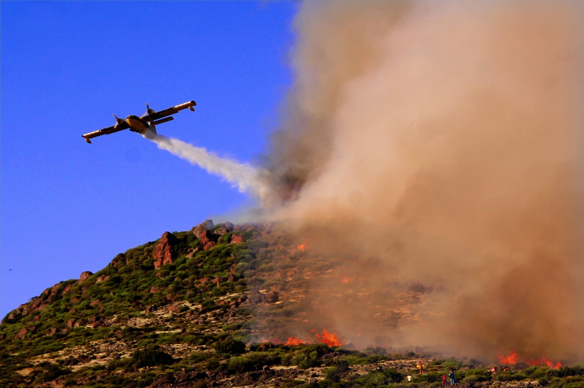 Fighting against the fire with help of hydravion, on the semi-island of Cesme. PUBLICATIONxNOTxINxUAExKSAxQATxLIBxKUWxOMAxBRN Copyright: xJDxDallet/arabianEyex JDD61024