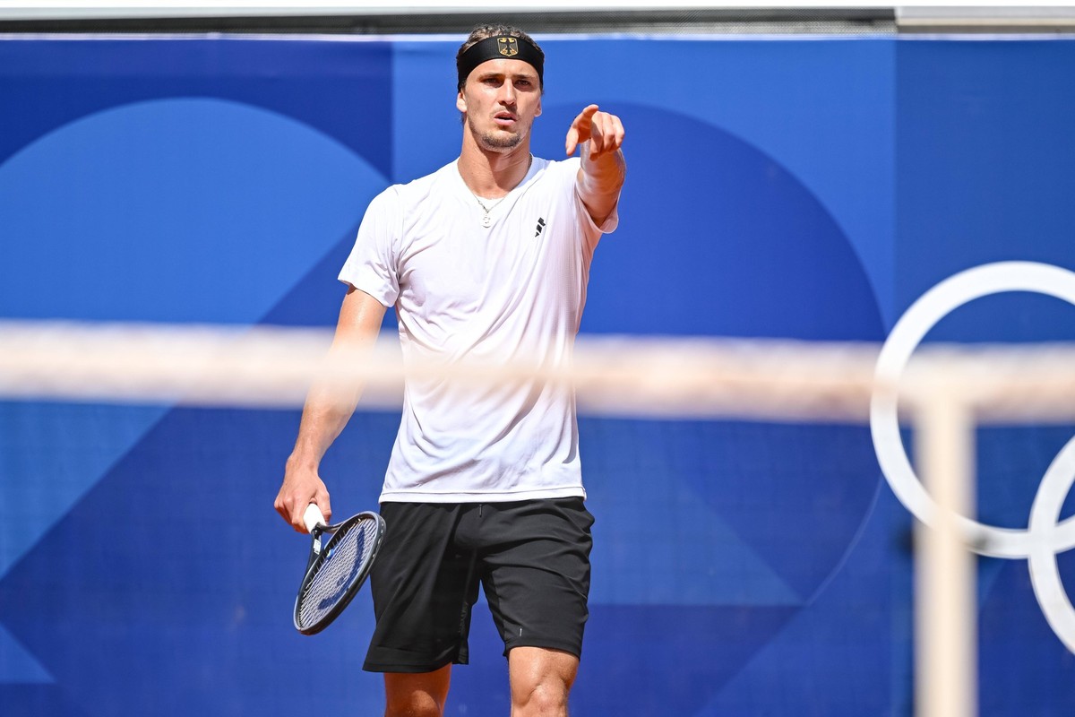 Alexander Zverev Germany gestures during the Mens Singles Quater-final match between Alexander Zverev Germany and Lorenzo Musetti Italy on Day 6 of the Olympic Games, Olympische Spiele, Olympia, OS Pa ...