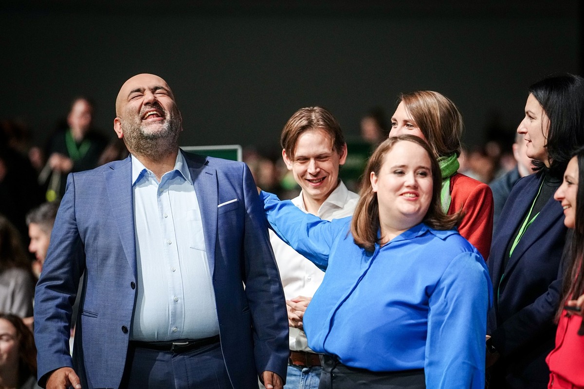 24.11.2023, Baden-Württemberg, Karlsruhe: Omid Nouripour (l), Bundesvorsitzender von Bündnis 90/Die Grünen, nimmt die Gratulation von Ricarda Lang, Bundesvorsitzende von Bündnis 90/Die Grünen, nach se ...