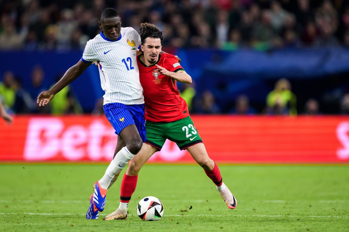 240705 Randal Kolo Muani of France and Vitinha of Portugal during the UEFA EURO, EM, Europameisterschaft,Fussball 2024 Football Championship Quarterfinal between Portugal and France on July 5, 2024 in ...
