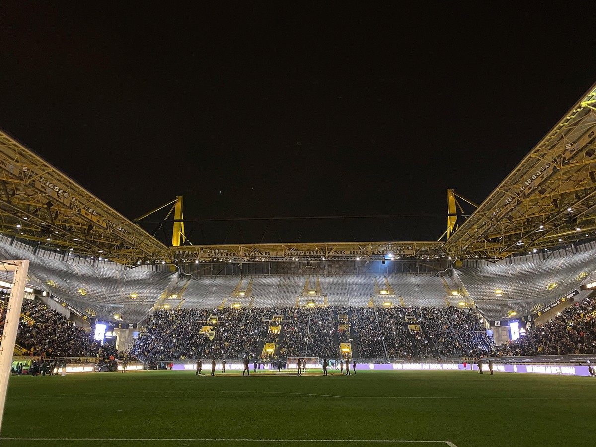 firo : 04.12.2021, Fu?ball, 1.Bundesliga, Saison 2021/2022, BVB, Borussia Dortmund - FC Bayern M?nchen BVB, Borussia Dortmund , fans , im , Stadion , trotz , Corona , Beschr?nkungen , Highlight , Symb ...