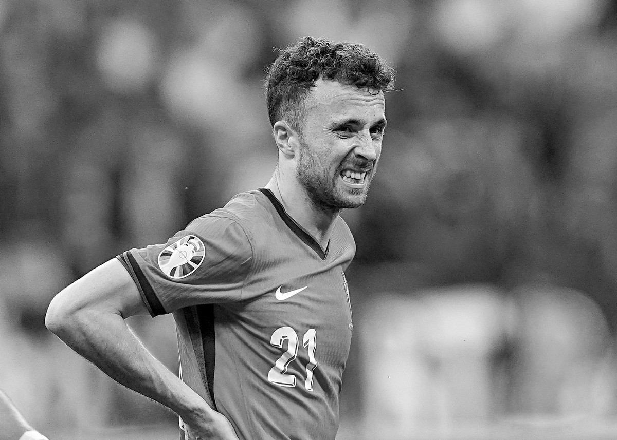 01.07.2024, Hessen, Frankfurt/Main: Fußball: EM, Portugal - Slowenien, Finalrunde, Achtelfinale, Frankfurt Arena, Portugals Diogo Jota zeigt sich kurz vor Ende der Verlängerung enttäuscht. (zu dpa: «T ...