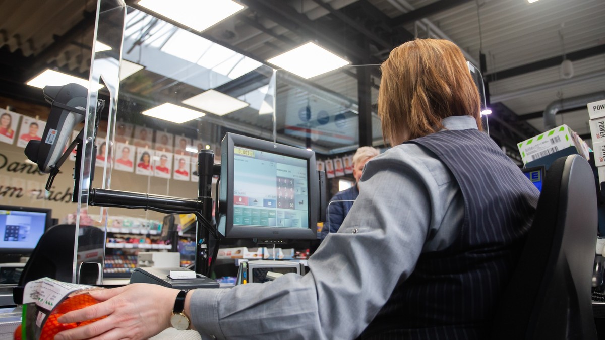 Supermarkt: Junger Kassiererin platzt wegen Kindern der Kragen