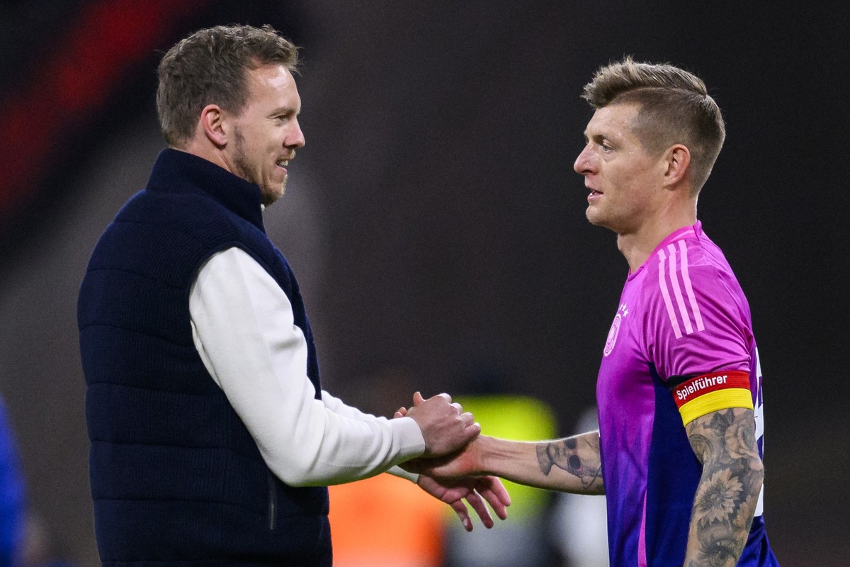 ARCHIV - 26.03.2024, Hessen, Frankfurt/M.: Fußball: Länderspiele, Deutschland - Niederlande, Deutsche Bank Park. Deutschlands Trainer Julian Nagelsmann (l) klatscht nach dem Spiel mit Deutschlands Ton ...