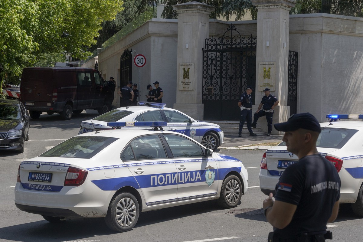 29.06.2024, Serbien, Belgrad: Polizisten sperren den Verkehr an einer Kreuzung in der Nähe der israelischen Botschaft. Ein bisher nicht identifizierter Täter hat mit einer Armbrust auf einen serbische ...