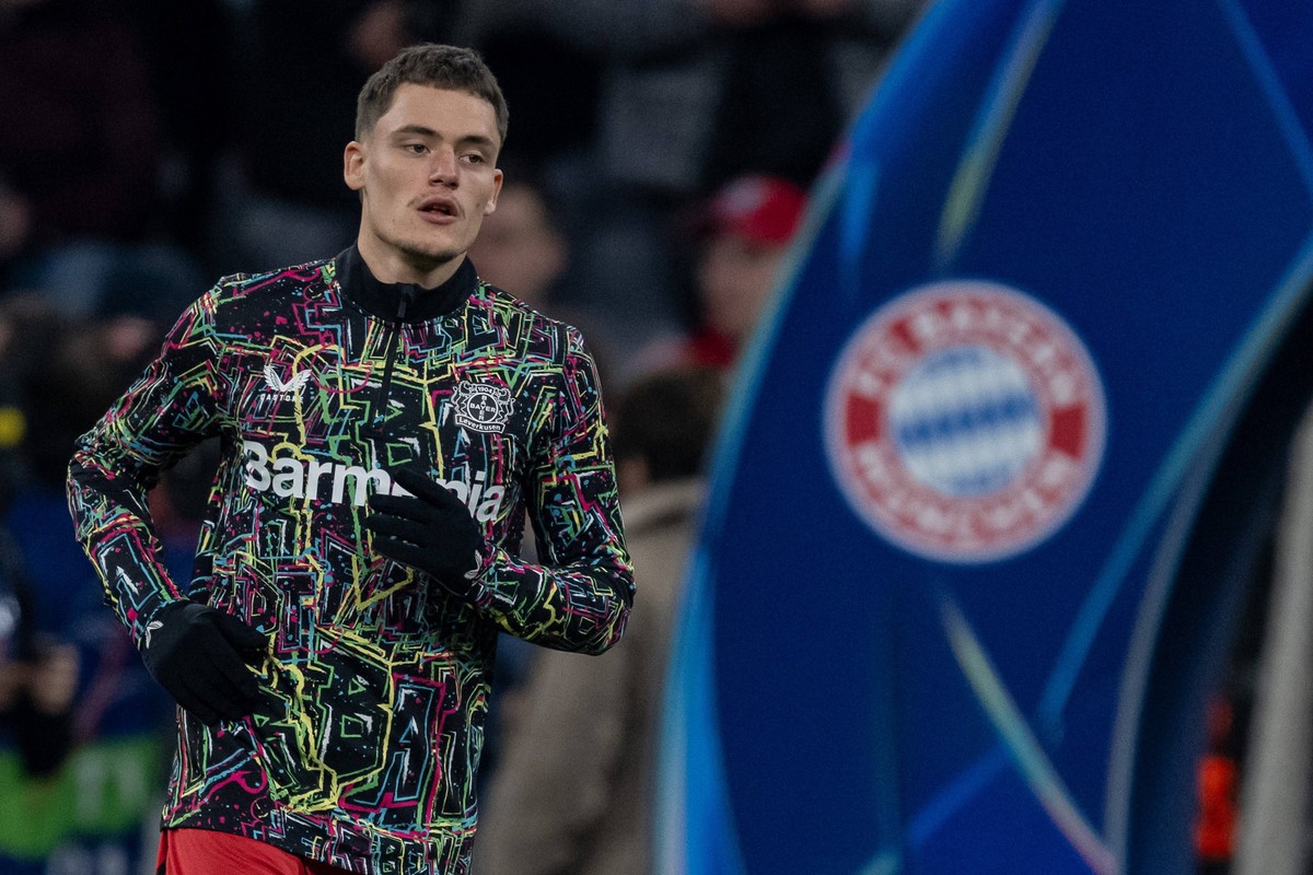 Florian Wirtz Bayer 04 Leverkusen, 10, im Hintergrund Logo des FC Bayern. GER, FC Bayern Muenchen vs. Bayer 04 Leverkusen, Fussball, Champions League, Achtelfinale, Hinspiel, Spielzeit 2024/2025, 05.0 ...