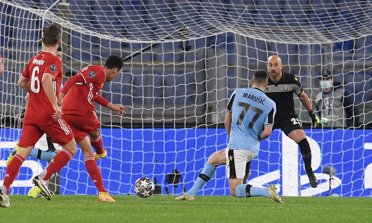 FUSSBALL CHAMPIONS LEAGUE SAISON 2020/2021 Achtelfinale Hinspiel 23.02.2021 Lazio Rom - FC Bayern Muenchen Jamal Musiala 2.v.li, FC Bayern Muenchen erzielt hier das Tor zum 0-2, damit ist er der jueng ...