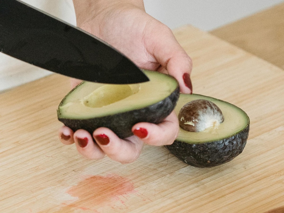 Avocados sind nicht gefährlich, die falsche Schnitttechnik aber schon.