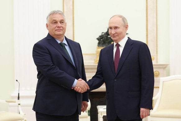 News Bilder des Tages Russia Hungary 8722866 05.07.2024 Russian President Vladimir Putin shakes hands with Hungarian Prime Minister Viktor Orban, left, during a meeting at the Kremlin, in Moscow, Russ ...
