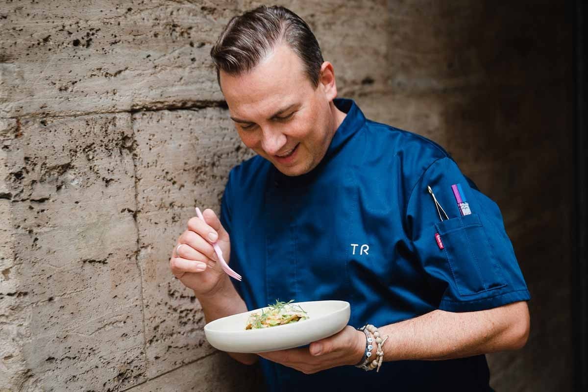 Tim Raue schwört auf das vegane Entenfleisch von Planted.