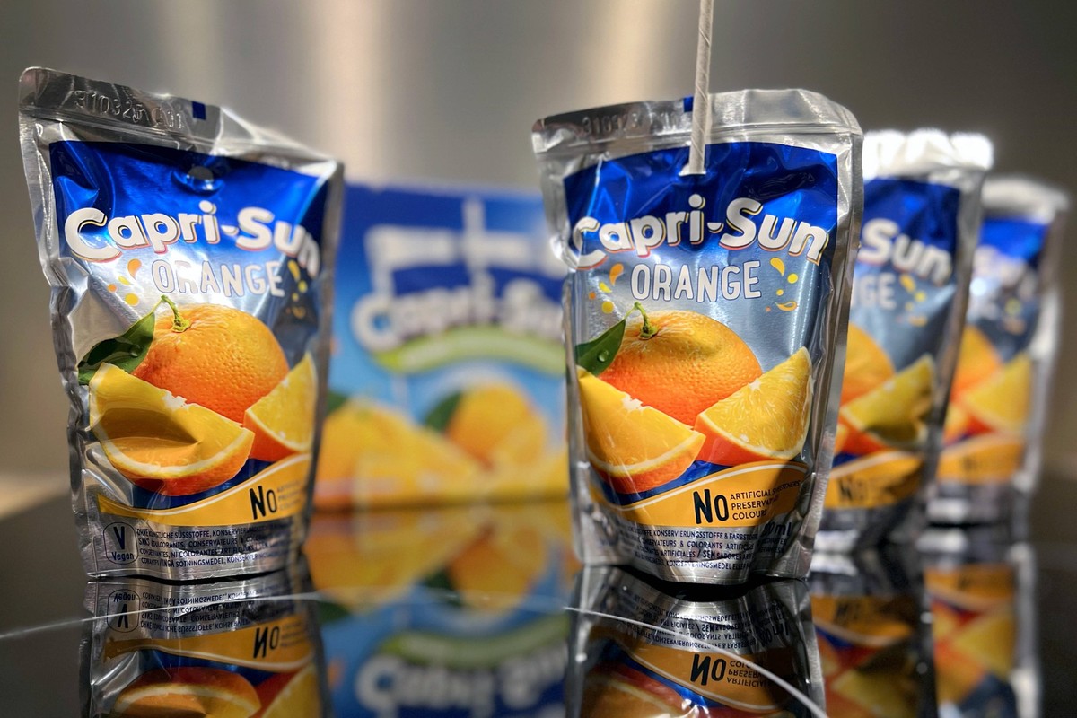 Capri-Sun ist ein vom deutschen Unternehmer Rudolf Wild 1969 unter dem Namen Capri-Sonne eingefuehrtes Fruchtsaftgetraenk. Den deutschen Namen trug die Marke bis 2017. *** Capri Sun is a fruit juice b ...