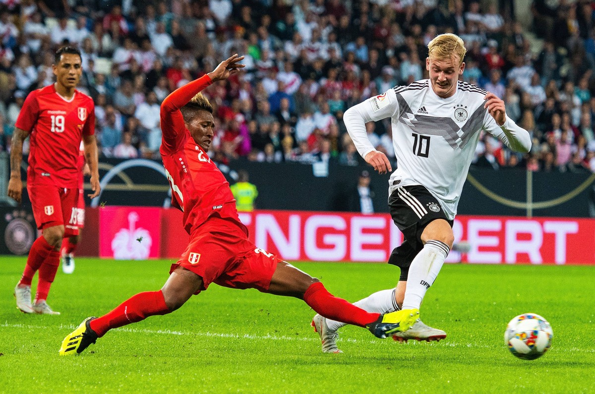 09.09.2018, xfux, Fussball Testspiel, Deutschland - Peru emspor, v.l. Pedro Jesus Aquino (Peru), Julian Brandt (Deutsche Fussball Nationalmannschaft DFB) (DFL/DFB REGULATIONS PROHIBIT ANY USE OF PHOTO ...
