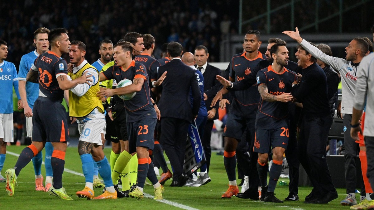 Foto IPP/Felice De Martino Napoli 25/10/2025 Campionato di Calcio Serie A 2025/2026 Napoli vs Inter Nella foto la furiosa lite tra Lautaro Martinez a sinistra e l allenatore del Napoli Antonio Conte a ...