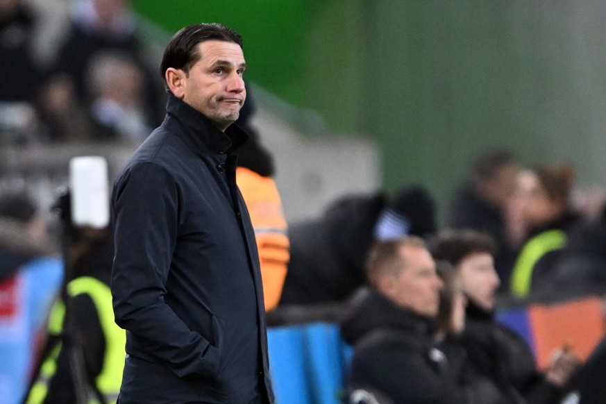 08.02.2025, Nordrhein-Westfalen, Mönchengladbach: Fußball: Bundesliga, Borussia Mönchengladbach - Eintracht Frankfurt, 21. Spieltag, Stadion im Borussia-Park, Gladbachs Trainer Gerardo Seoane gibt Anw ...