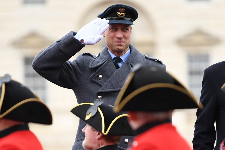 . 14/11/2021. London, United Kingdom. Prince William, Duke of Cambridge salutes veterans marching past on Horse Guards Parade during the Remembrance Sunday ceremony in London. PUBLICATIONxINxGERxSUIxA ...