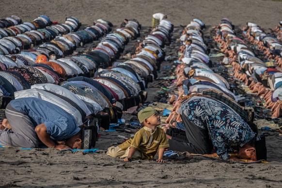 News Bilder des Tages Indonesia: Muslims Celebrate Eid al-Fitr in Yogyakarta Indonesian Muslims are seen attending Eid al-Fitr prayer on sand dune which marks the end of the holy month of Ramadan. Yog ...