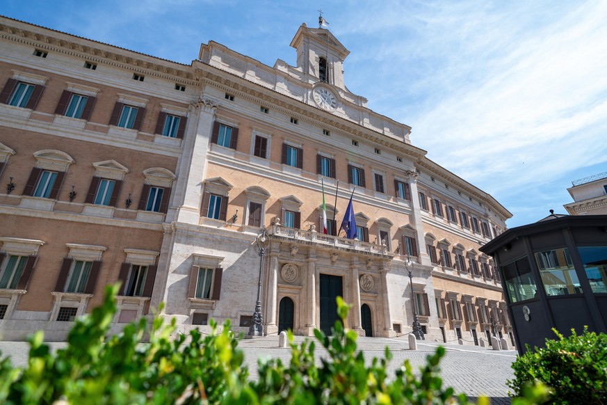 Italien: Frontansicht des Palazzo Montecitorios in Rom, der Abgeordnetenkammer des italienischen Parlaments. Aufnahmedatum 03. Juli 2021.