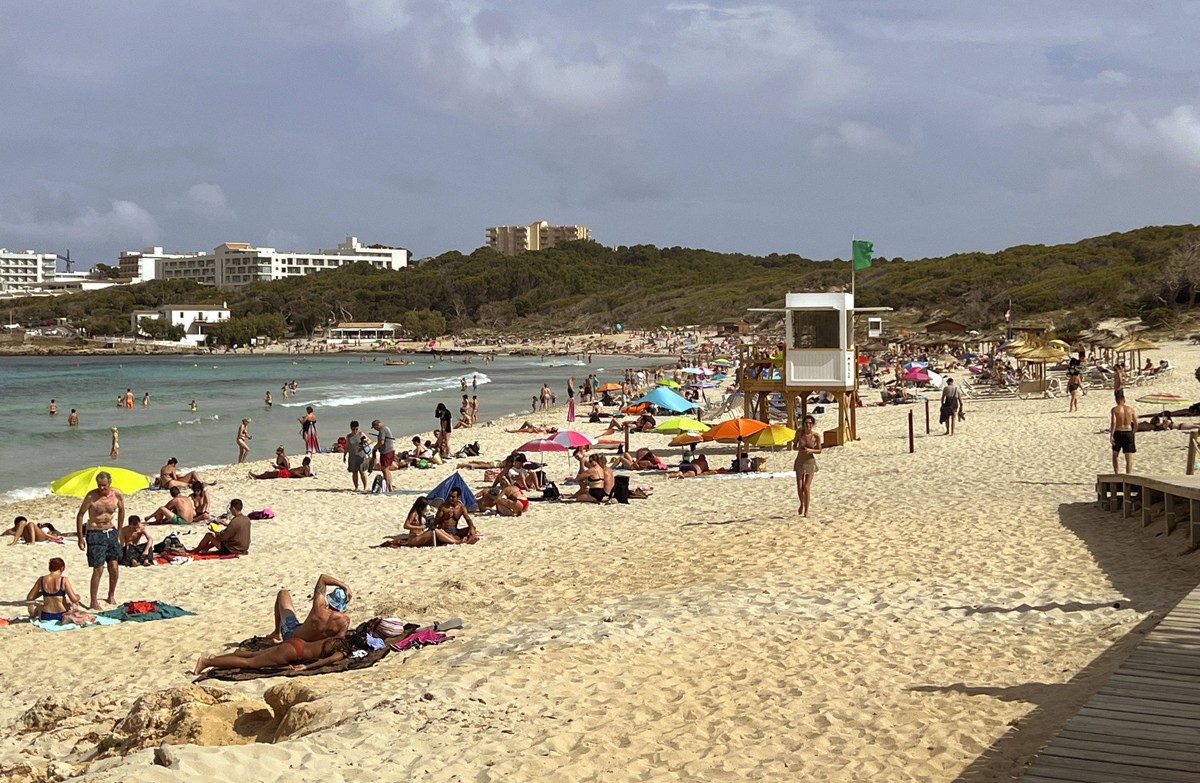 10.06.2024, Beliebtes Reiseziel der Deutschen, die Balearen-Insel Mallorca Spanien. Viele Urlauber am Strand Cala Agulla bei Cala Ratjada, 10.06.2024, Urlaubsreisen Mallorca 10.06.2024, Urlaubsreisen  ...
