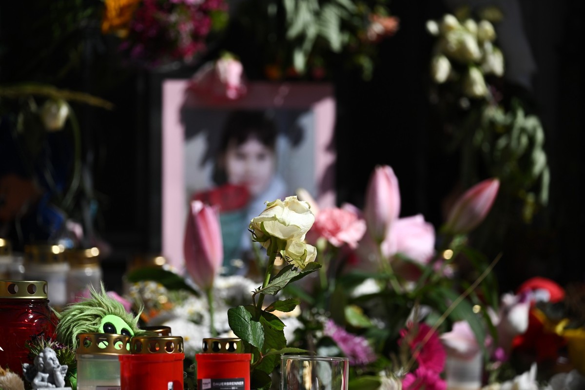ARCHIV - 16.06.2024, Sachsen, Döbeln: Blumen und Kerzen und ein Foto der getöteten Valeriia aus Döbeln sind vor einem Gottesdienst auf dem Obermarkt in Döbeln auf einer Bühne zu sehen. (zu dpa: «Proze ...