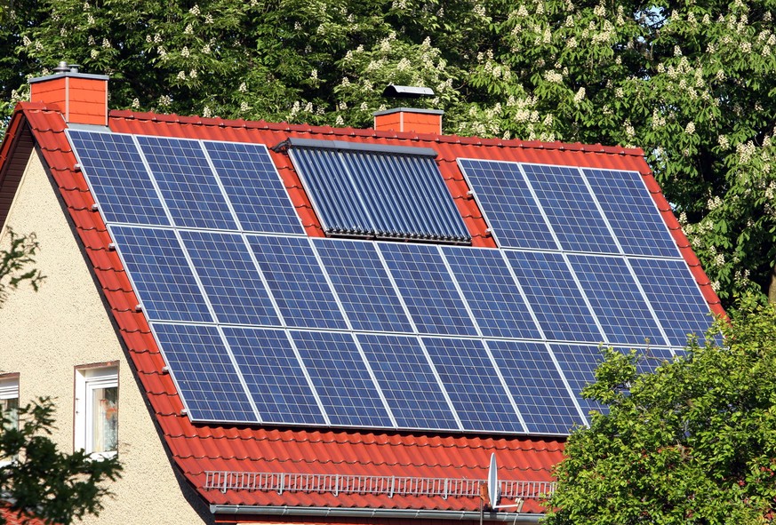 06.05.2011, Neuenhagen, Brandenburg, Deutschland - Solarstromanlage auf dem Dach eines Einfamilienhauses. (QF, europ