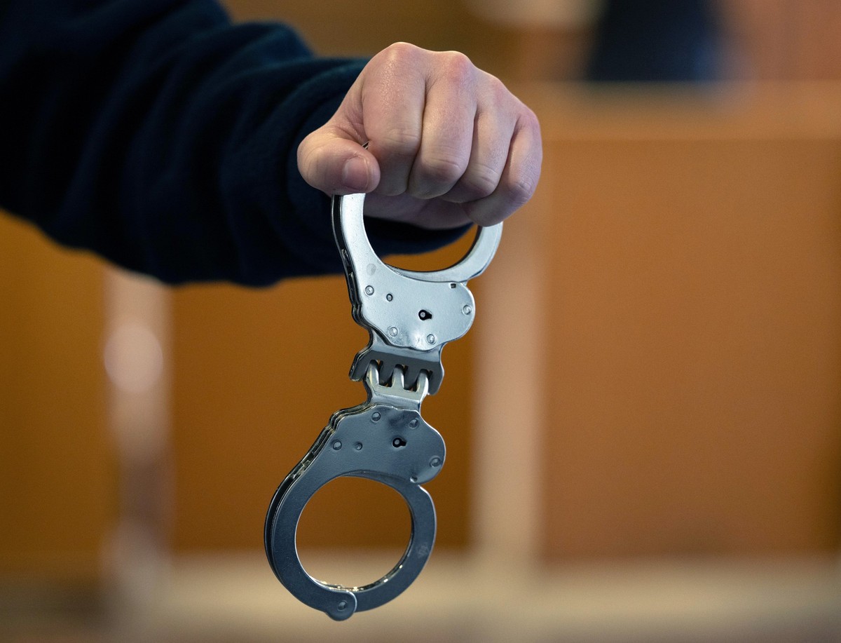 ARCHIV - 15.01.2024, Brandenburg, Potsdam: Eine Hand hält Handschellen. (zu dpa: «Feuer in Mehrfamilienhaus - Mutmaßlicher Brandstifter in Haft») Foto: Soeren Stache/dpa +++ dpa-Bildfunk +++
