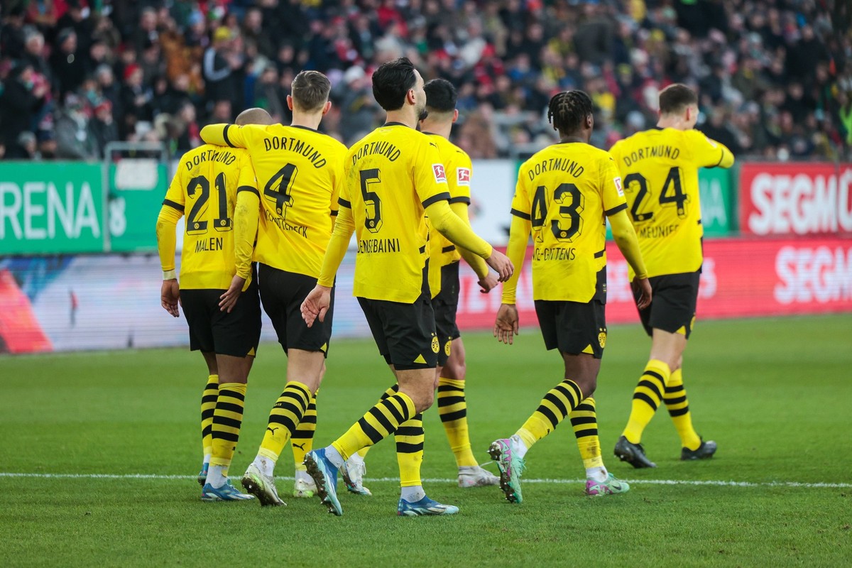 16.12.2023, Fussball, Saison 2023/2024, 1. Bundesliga, 15. Spieltag, FC Augsburg - Borussia Dortmund, Die Spieler des BVB bejubeln das Tor zum 1: durch Donyell Malen Borussia Dortmund, Augsburg WWK Ar ...