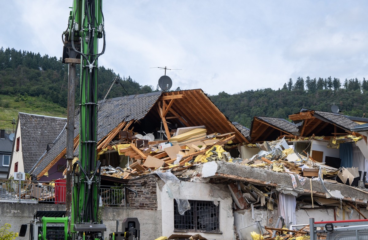 09.08.2024, Rheinland-Pfalz, Kröv: Das zum Teil abgerissene Hotel, das eingestürzt war. An dem Betonquerträger der eingestürzten Etage kann man erahnen, wo einmal die darunter liegende Etage war. Nach ...