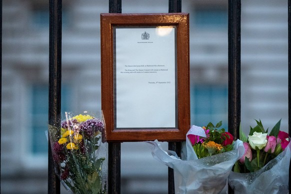 Mourners pay their respects at Buckingham Palace after the passing of Her Majesty The Queen A notice of Queen Elizabeth II death is posted on the gates of Buckingham Palace after the passing of Her Ma ...