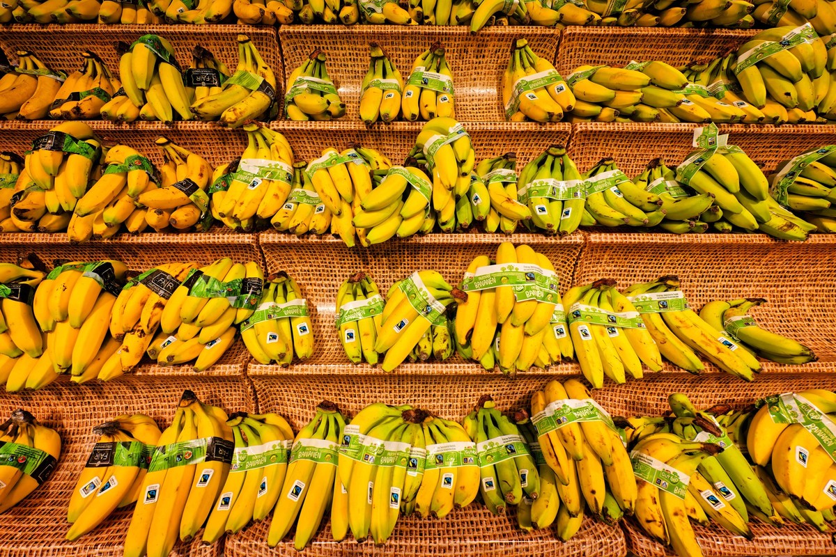 Vitamine, Vitamine. Frische Bananen im Supermarkt. Felden Bayern Deutschland *** Vitamins, Vitamins Fresh bananas in supermarket Felden Bavaria Germany Copyright: xRolfxPossx