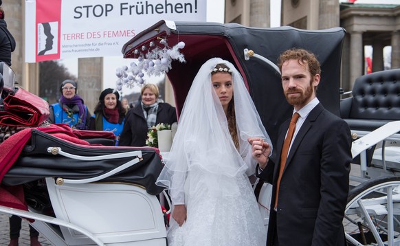 Berlin Terre des Femmes Gewalt gegen Frauen Protestaktion in Berlin von der Frauenrechtsorganisation Terre des Femmes und Abgeordneten des Deutschen Bundestag gegen sog. Fruehehen am internationalen G ...