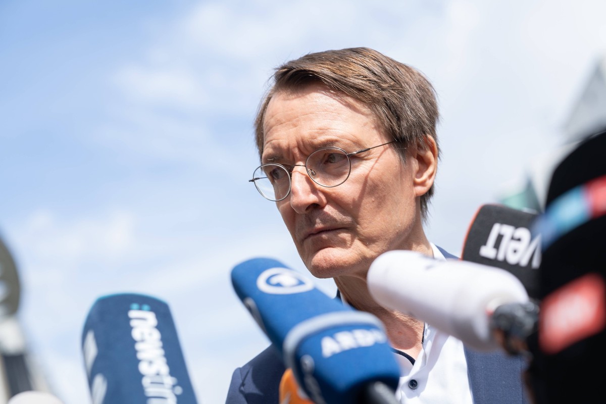 Statement vor der Gr�nen Apotheke im Berlin-Charlottenburg zu den Neuerungen beim Thema E-Rezept - Bundesgesundheitsminister Karl Lauterbach informiert �ber die Planungen zum E-Rezept Statement vor de ...